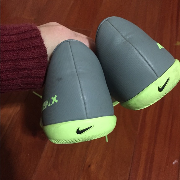 Indoor soccer shoes. - Picture 3 of 5